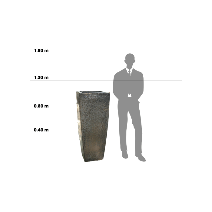 Taille d'une poterie Tall Wedge Large comparée à la taille d'un homme Taille d'une poterie Tall Wedge Large comparée à la taille d'un homme