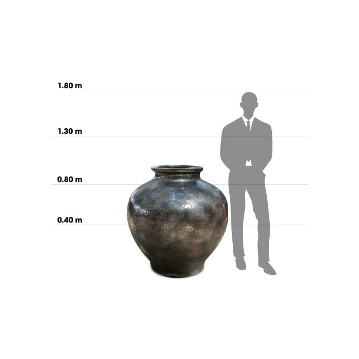 Taille d'une poterie Shangri La Jar (BRONZE) comparée à la taille d'un homme Taille d'une poterie Shangri La Jar (BRONZE) comparée à la taille d'un homme