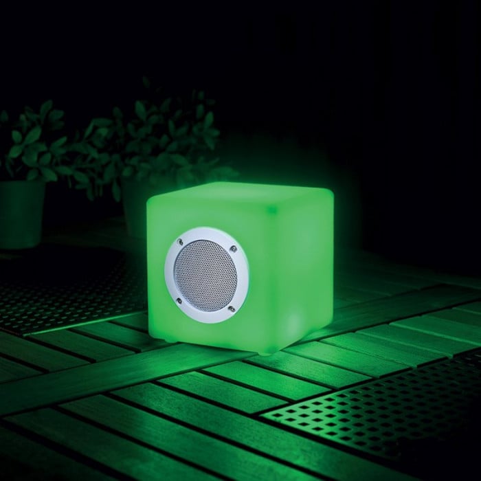 Enceinte lumineuse musicale avec enceinte 1,6 watt Garden Lights sur terrasse bois exotique Enceinte lumineuse musicale avec enceinte 1,6 watt Garden Lights sur terrasse bois exotique