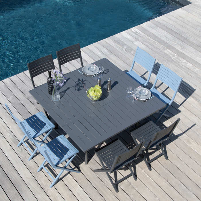 Ensemble de jardin - table Barcelona 100/145 cm grise - 8 chaises Lucca cobalt - 8 personnes - Aménagement coin repas terrasse Ensemble de jardin - table Barcelona 100/145 cm grise - 8 chaises Lucca cobalt - 8 personnes - Aménagement coin repas terrasse