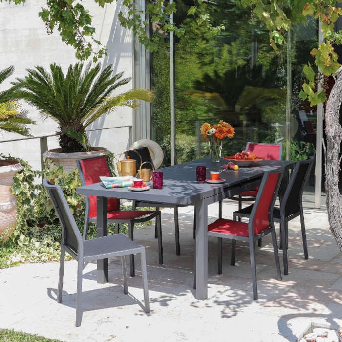 Ensemble de jardin - table Lift Valencia 160/206 cm grise - 6 chaises Ida rouges - 6 personnes - Aménagement coin repas terrasse Ensemble de jardin - table Lift Valencia 160/206 cm grise - 6 chaises Ida rouges - 6 personnes - Aménagement coin repas terrasse