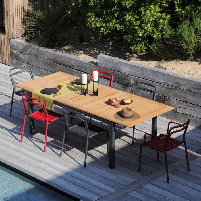 Ensemble de jardin - table Tempo 180/240 cm teck - 6 chaises EOS rouges - 6 personnes - Aménagement coin repas terrasse Ensemble de jardin - table Tempo 180/240 cm teck - 6 chaises EOS rouges - 6 personnes - Aménagement coin repas terrasse
