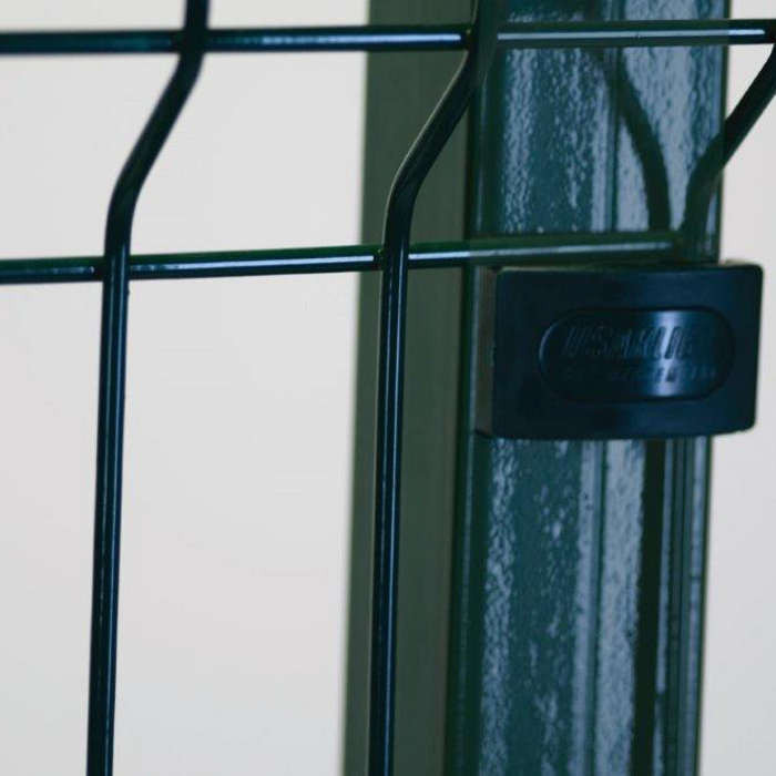 Poteau à sceller clôture rigide NBC - H1,73m - L2,50m - Acier galvanisé - fixation avec clip Poteau à sceller clôture rigide NBC - H1,73m - L2,50m - Acier galvanisé - fixation avec clip