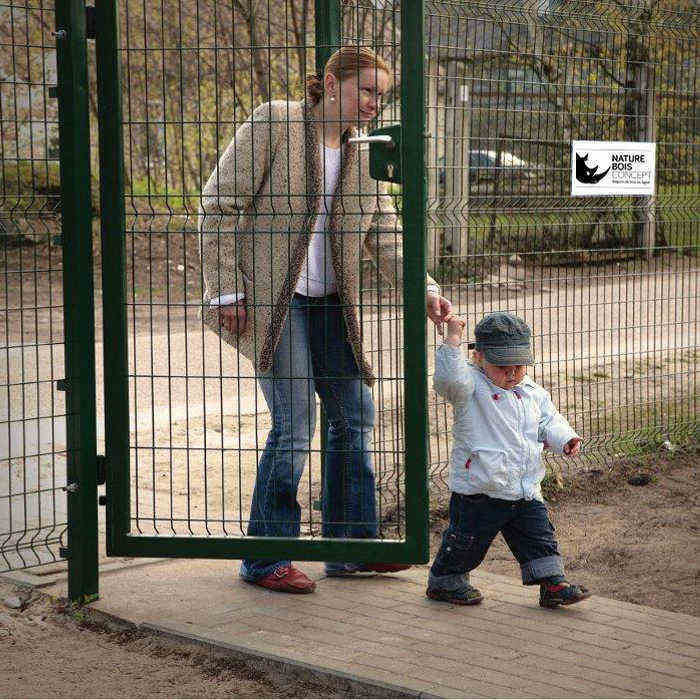 Pose portillon kit platine clôture rigide NBC - H1,73m - L2,50m - Acier galvanisé Pose portillon kit platine clôture rigide NBC - H1,73m - L2,50m - Acier galvanisé