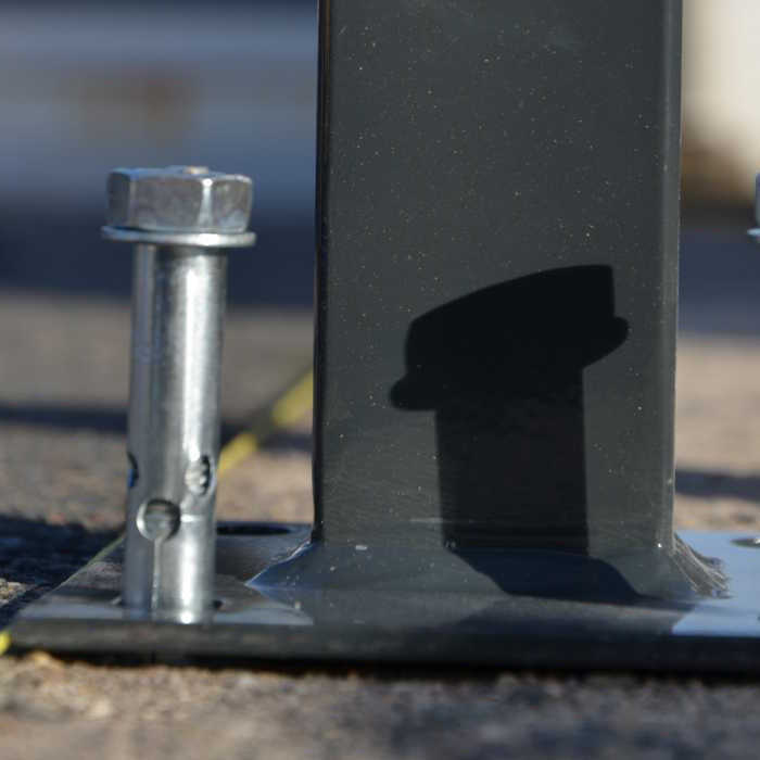 Poteau platine clôture rigide NBC - H1,73m - Acier galvanisé - Pose béton - Fixation goujon Poteau platine clôture rigide NBC - H1,73m - Acier galvanisé - Pose béton - Fixation goujon