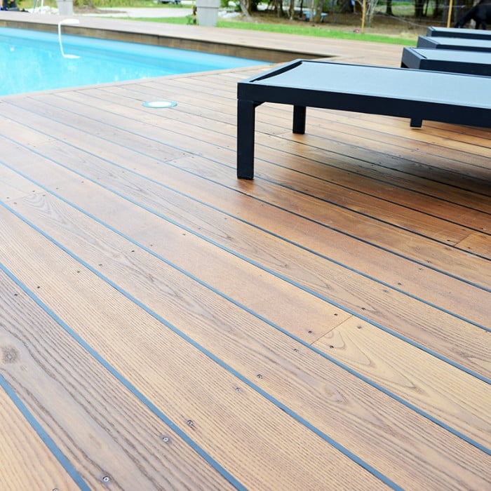 Mise en oeuvre de joint caoutchouc pour terrasse en Frêne thermo chauffé Mise en oeuvre de joint caoutchouc pour terrasse en Frêne thermo chauffé