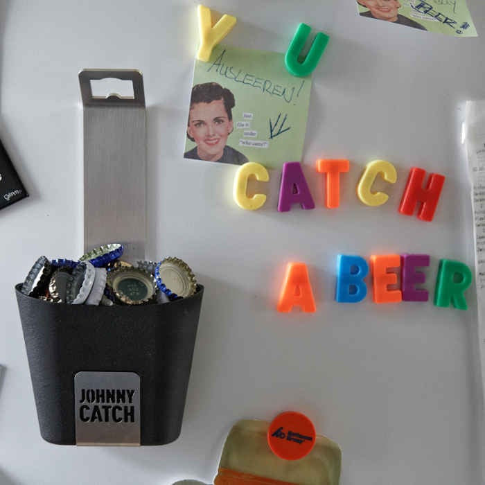 Décapsuleur magnétique avec récipient Johnny Catch - Höfats - Fixation aimantée frigo Décapsuleur magnétique avec récipient Johnny Catch - Höfats - Fixation aimantée frigo