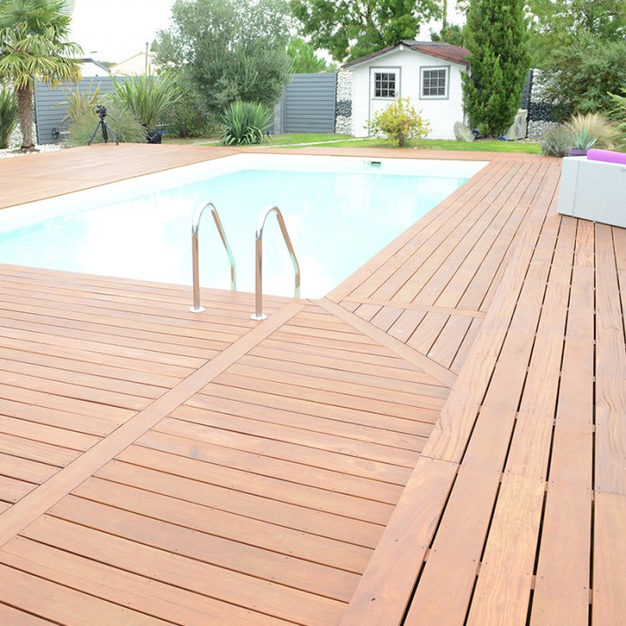 Terrasse entretenue pour garder la couleur d'origine du bois exotique Terrasse entretenue pour garder la couleur d'origine du bois exotique