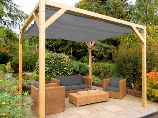 salon de jardin bas sous une pergola en bois avec store bateau intégré