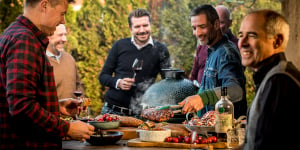 Big Green Egg – Soirée grillades entre amis avec barbecue Kamado XL 