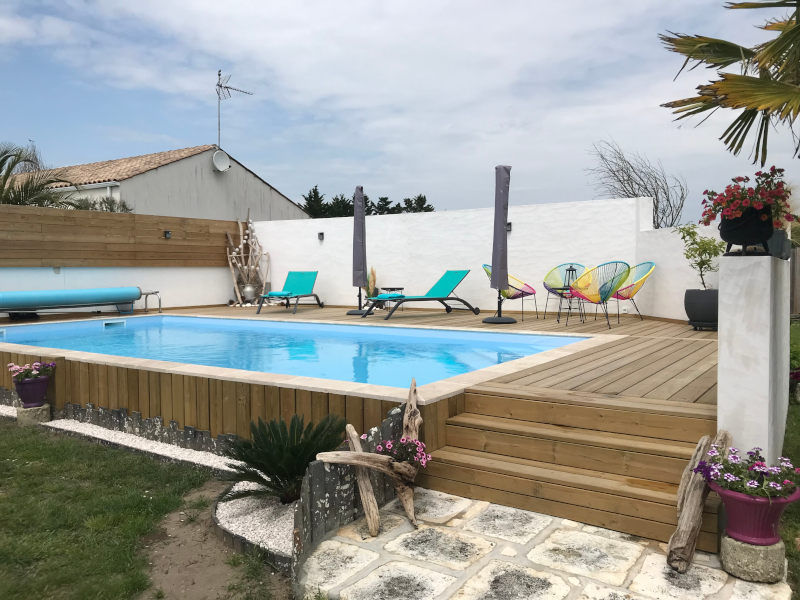 Notre client restructure brillamment son espace avec une piscine semi enterrée ultra moderne en Pin Sylvestre lisse