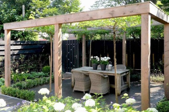 Aménagement de coin repas sous pergola en bois autoportante 8 pieds avec toit végétal