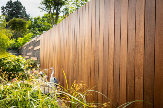 On craque pour cette magnifique clôture en Cumaru, réalisée à partir de lames de terrasse de grande longueur ! 