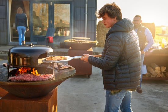 À défaut de disposer d’une cheminée, le set four à pizza transforme votre brasero en véritable four à bois