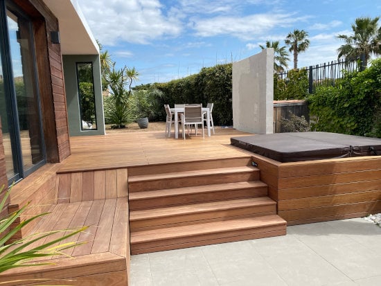 Si le jacuzzi est protégé par une bâche, il n’en est rien concernant la terrasse Cabreuva qui peut être immergée en eau douce