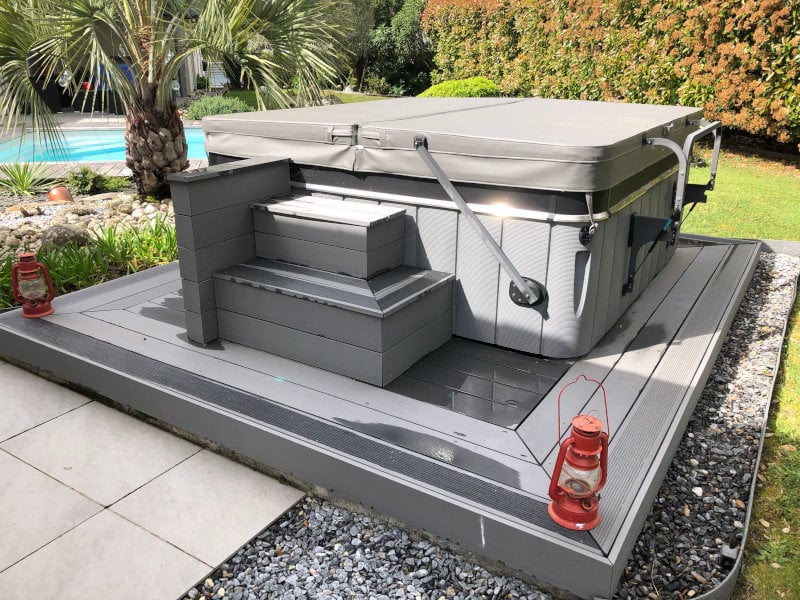 Pour un entretien facilité, optez pour des lames de terrasse en bois composite pour réaliser votre aménagement spa !