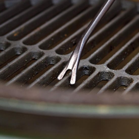 Utilisation du nettoyeur sur grille de cuisson barbecue Kamado