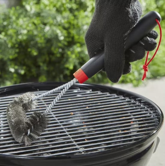 Astuce miracle pour nettoyer votre grille de barbecue 