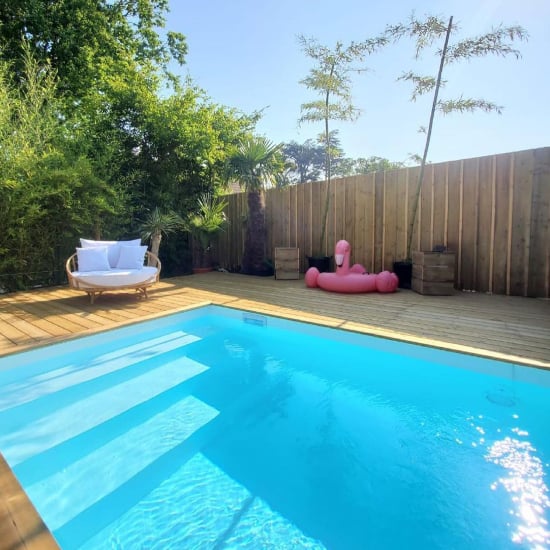 Construction de clôture bois couvre-joint Épicéa en bord de piscine