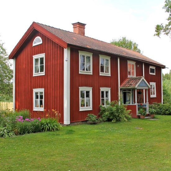 Maison style scandinave avec bardage bois couvre-joint peint en rouge