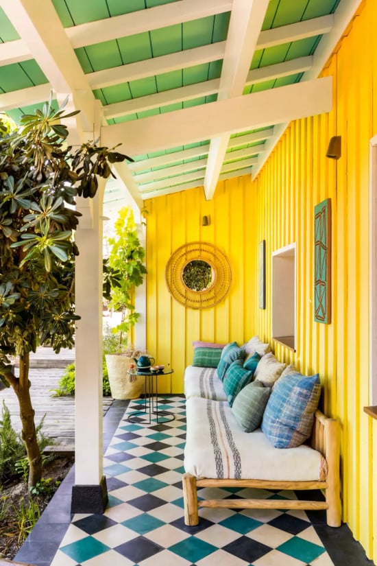 Le charme d’une maison bois Cap Ferret avec bardage couvre-joint peint en jaune 