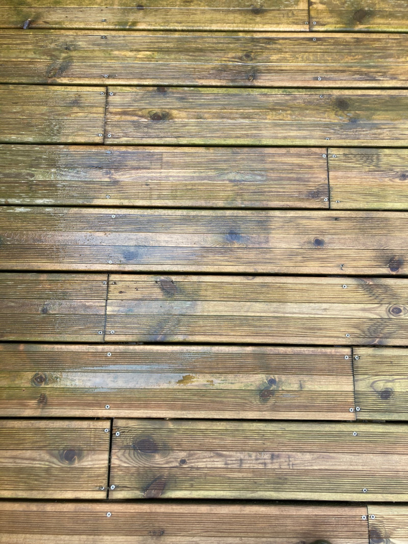 Une terrasse en bois avec lames striées est particulièrement sujette aux moisissures