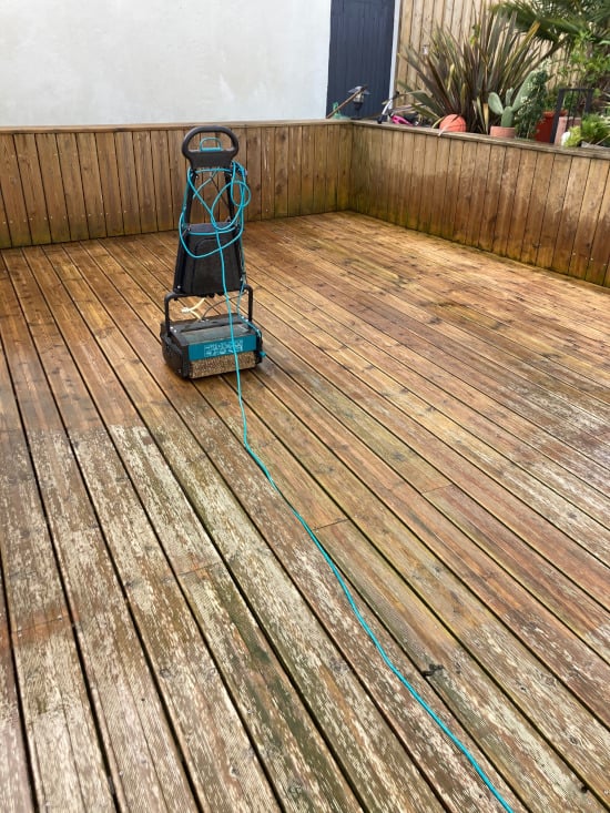Utilisation de la machine de nettoyage Osmo pour un lavage intensif de la terrasse
