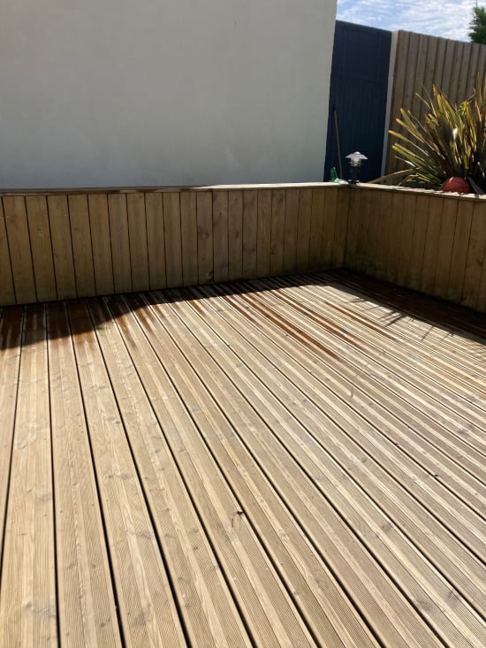 APRÈS Rénovation terrasse bois pin vert strié : un véritable coup de jeune !