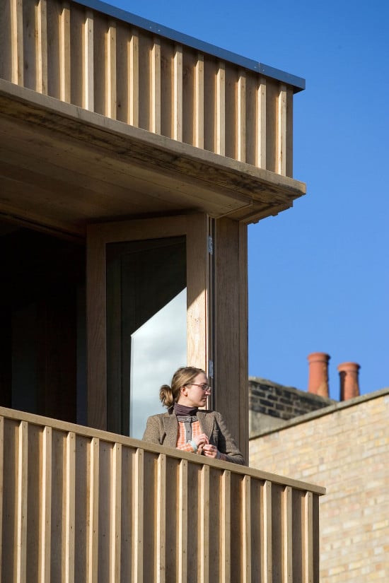 Revêtement de façade et balcon avec bardage couvre-joint bois