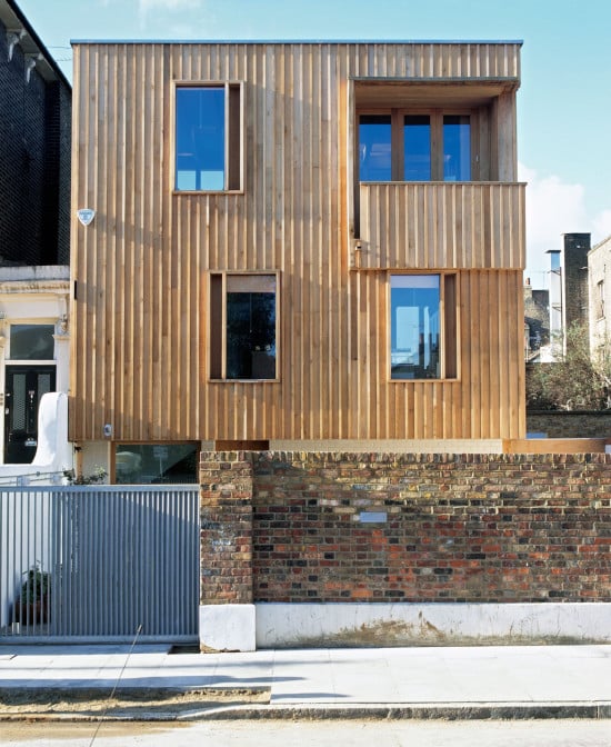 Maison de quartier originale avec devanture et balcon en bardage bois couvre-joint