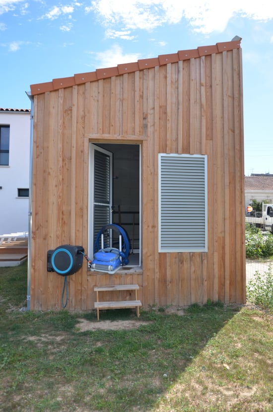 Aménagement de pool house style cabane de pêcheur en bois