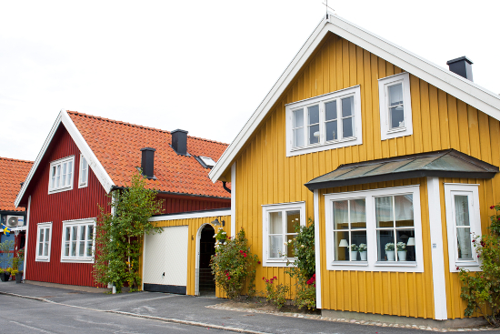 On craque pour ces jolies façades de maisons au style scandinave avec leur bardage couvre-joint peint aux couleurs jaune et rouge