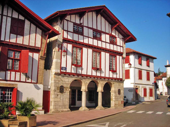 Maison authentique d’un village du Pays Basque avec colombages en bois peint en rouge