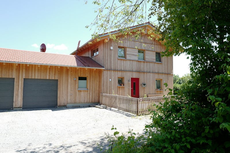 Magnifique villa en bois moderne avec façade en couvre-joint Douglas