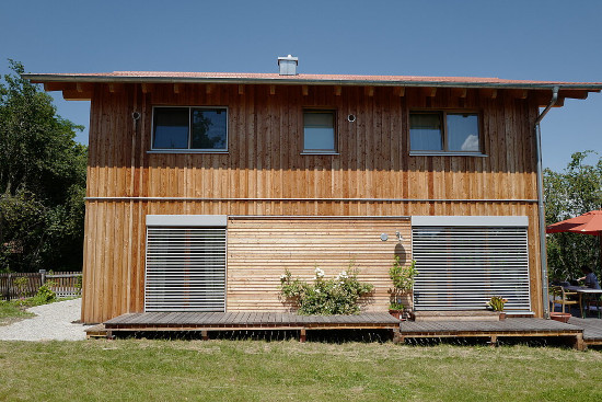Maison extérieur bois avec bardage couvre-joint et terrasse à plusieurs niveaux
