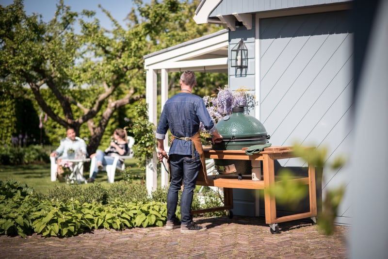 Big Green Egg – Idéale pour le maintien à hauteur et le transport du Kamado, la table en acacia vous garantit cachet et robustesse