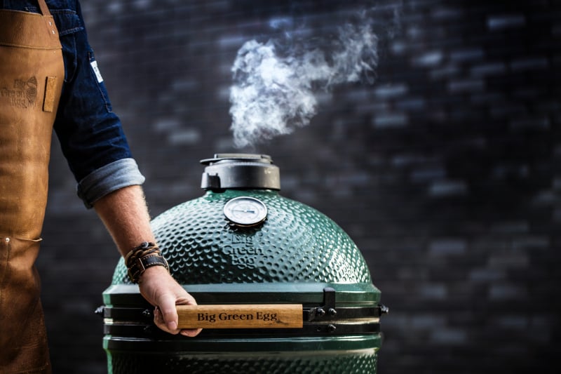 © Crédit photo : Big Green Egg – L’appareil de cuisson dispose d’un régulateur au-dessus du couvercle avec cheminée pour réguler le débit d’air et contrôler précisément la température