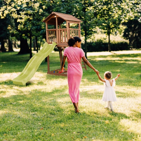 Le jardin s’ouvre sur un espace végétalisé bien dégagé, utilisé comme espace de jeu parfait pour les enfants