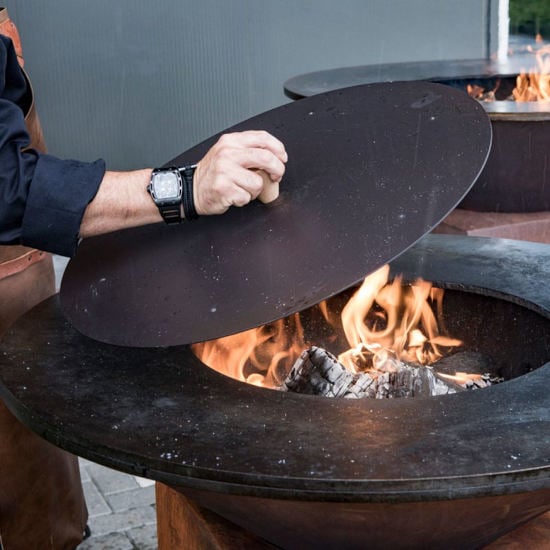 Utilisation de l’étouffoir pour braséro Ofyr, parfait pour éteindre le feu en toute sécurité