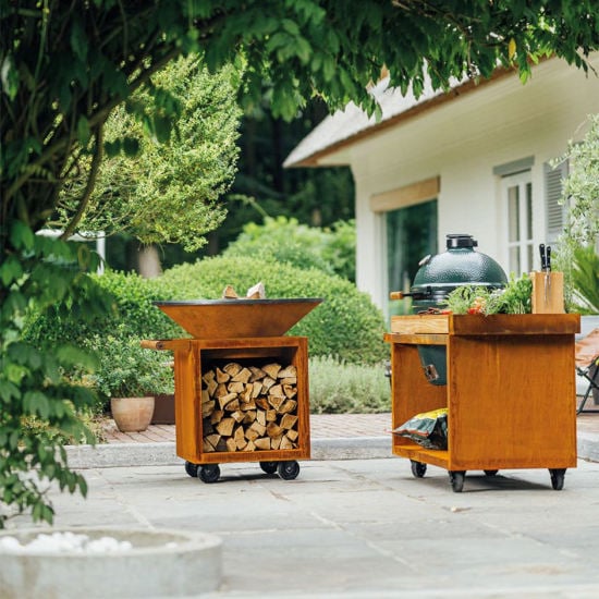 Disposé sur une terrasse en carrelage, le braséro classic storage corten apporte un cachet inégalé en toute sécurité