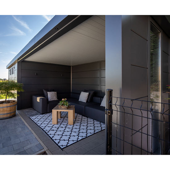 Telluria – Un canapé, une table basse de jardin et un tapis d’extérieur seront parfaits pour aménager le salon de votre pool house