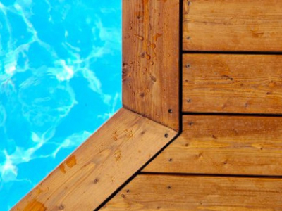 Choisir la margelle en bois pour sa piscine