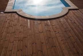 Tour de piscine avec lame de terrasse en bois traité classe 4