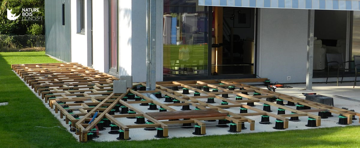 en place des plots PVC réglables et des lambourdes en bois exotique en place des plots PVC réglables et des lambourdes en bois exotique