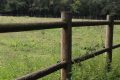 clôture de champs en rondins de bois