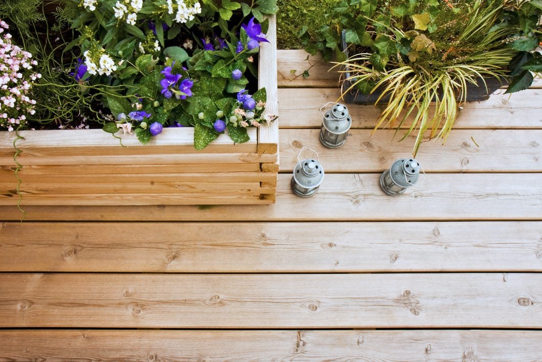 Terrasse fleurie et garnie de plantes.