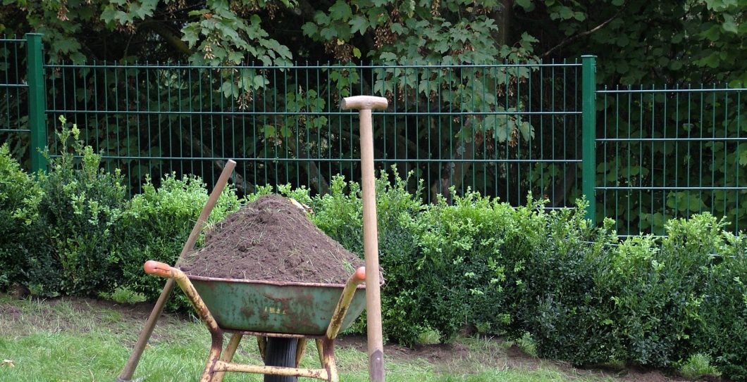 Pose d’une clôture rigide sur un terrain en pente Un article Nature Bois Concept