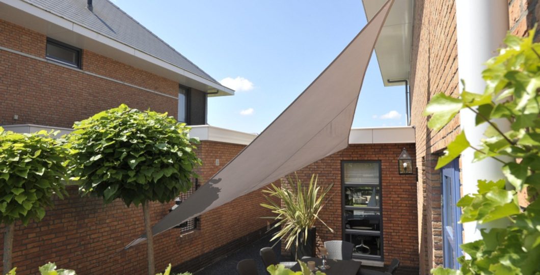 Voile ombrage triangle patio