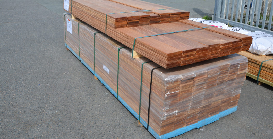 Stockage de terrasse bois cerclée sur palette avec protection plastique