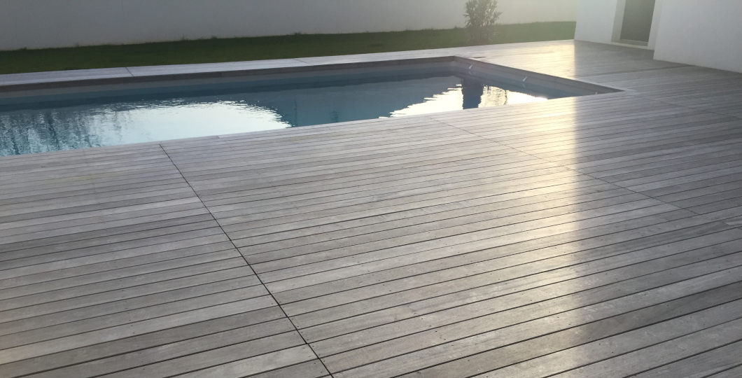 Magnifique terrasse et bordure de piscine en bois de Padouk grisé